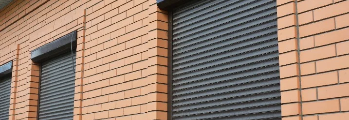 Fenster mit heruntergelassenen Rollläden